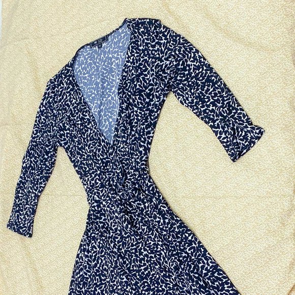 Lily Black White Wrap Dress Leaf Floral Flirty Tie Closure Dress - Picture 6 of 13